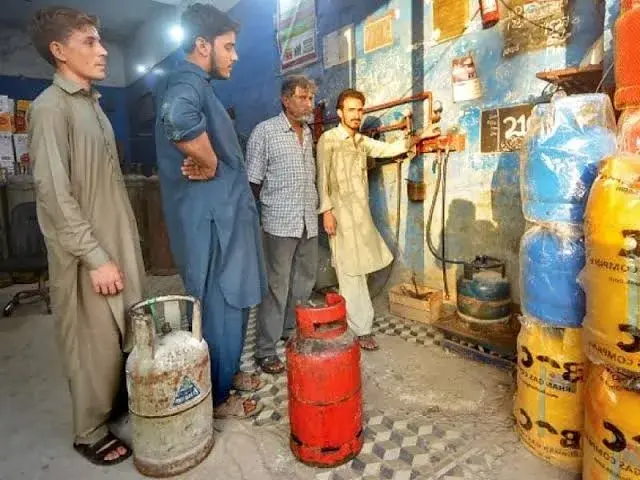 Pakistani Consumers Squeezed Out of Rs 1.4 Billion as LPG Rates Exceed Double Official Caps